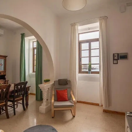 Three Cities Seafront Retreat Apartment